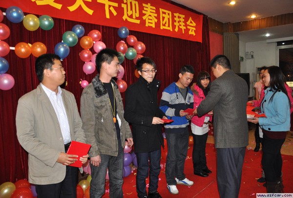 总裁与常总为老员工颁奖