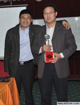 总裁为季军获奖者颁奖