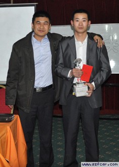 总裁为最快进步奖获奖者颁奖