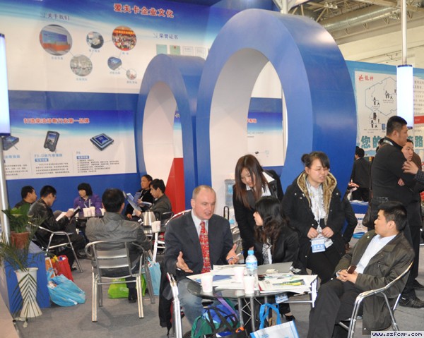 与海外客户洽谈